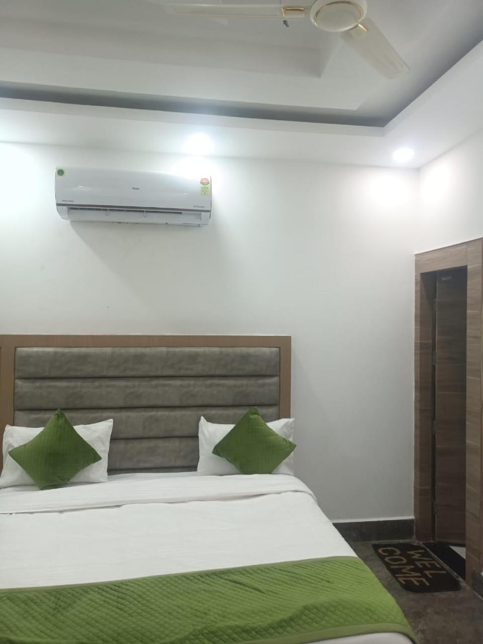 Hotel Whitehouse Ac Family Room Agra  Exterior photo